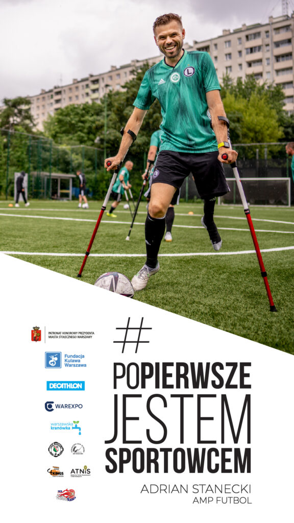 Plakat z ampfutbolistą o kulach i hasłem po pierwsze jestem sportowcem
